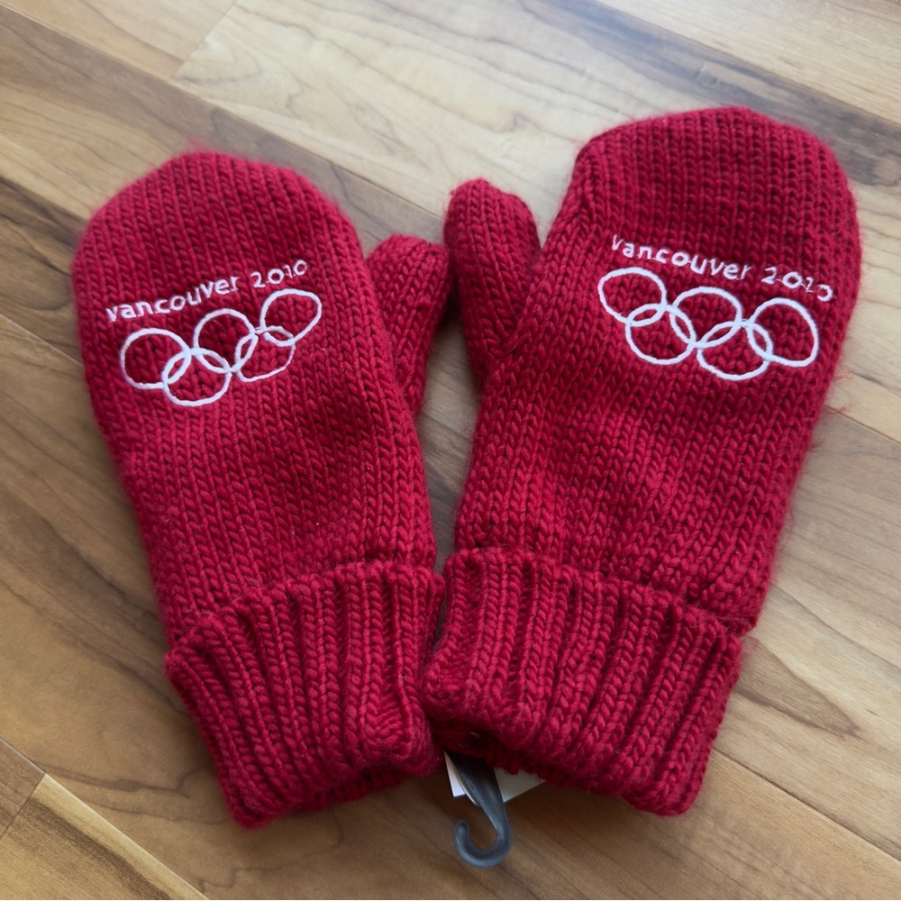 NWT Hudson’s Bay Vancouver 2010 Red Knit Mittens with Olympic Rings